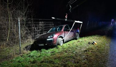 Unfall auf der A13: Fahrer versucht, das Auto selbst zu bergen