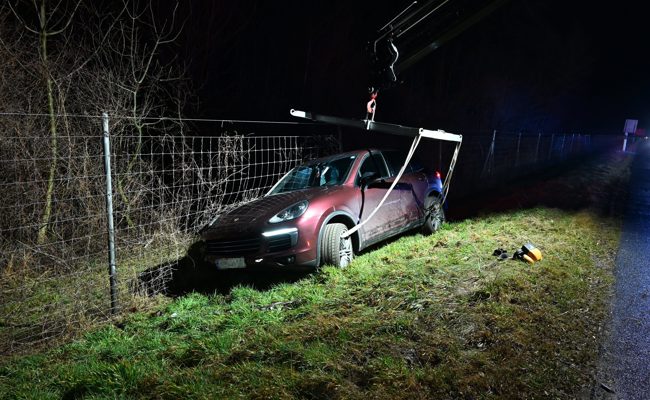 Unfall auf der A13: Fahrer versucht, das Auto selbst zu bergen