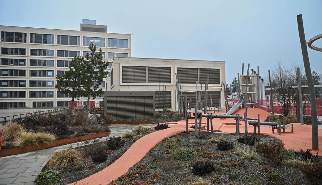 Der neue Dachgarten auf dem Campus des Kantonsspitals St.Gallen: Der Spielplatz ist eröffnet, auf ein kioskähnliches Gastronomieangebot wurde verzichtet. 
