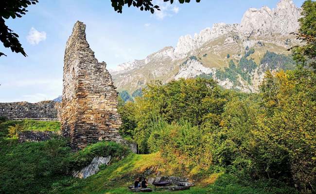 Via Trübliweg von Frümsen nach Sax: Reifende Trauben, Bergpanorama und ein Abstecher zur Burgruine Hohensax
