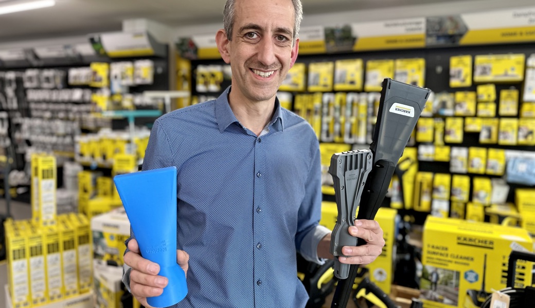 Nicola Bitar mit der Düse, die er in seiner Garage entwickelt hat und schliesslich der Firma Kärcher verkaufen konnte.
