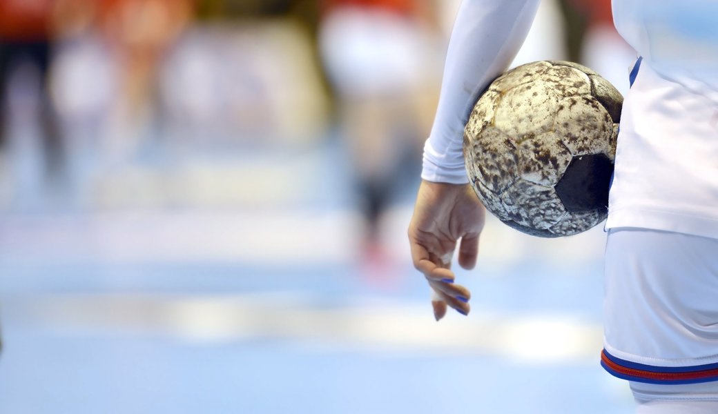 Der Trainer eines Handball-Spitzenteams hat mindestens eine Spielerin massiv sexuell bedrängt. 