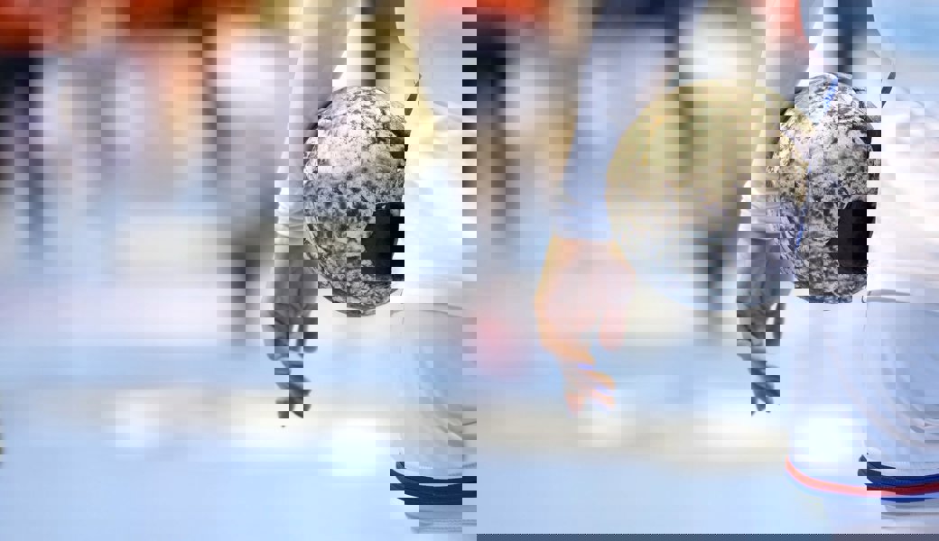 Der Trainer eines Handball-Spitzenteams hat mindestens eine Spielerin massiv sexuell bedrängt. 