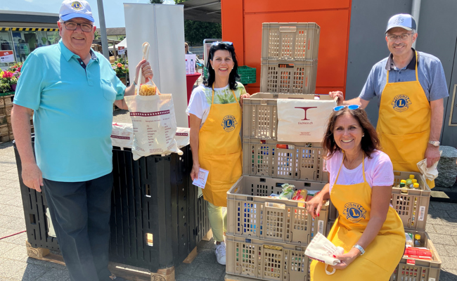 Armutsbetroffene erhalten gespendete Lebensmittel