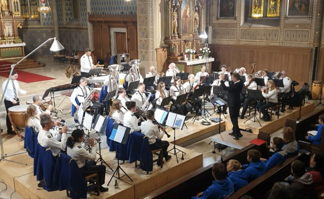 Schwungvoller Pop und gefühlvolle Klassiker: Bürgermusik Gams und Future Band verzaubern Publikum