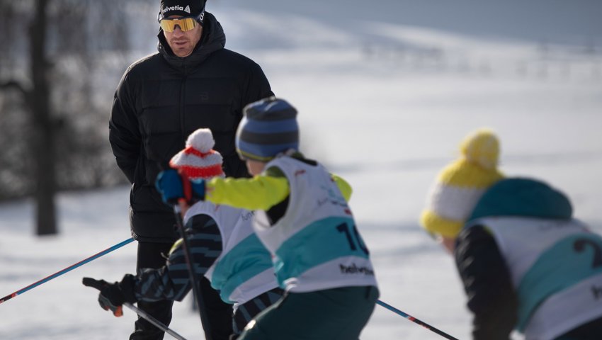 Dario Cologna gibt den Nachwuchssportlern Tipps.