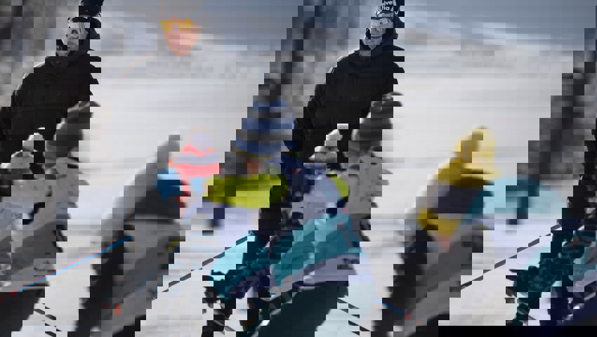 Dario Cologna gibt den Nachwuchssportlern Tipps.