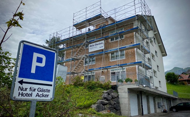 Nach Acker-Brand: Nun werden Schäden an umliegenden Häusern behoben