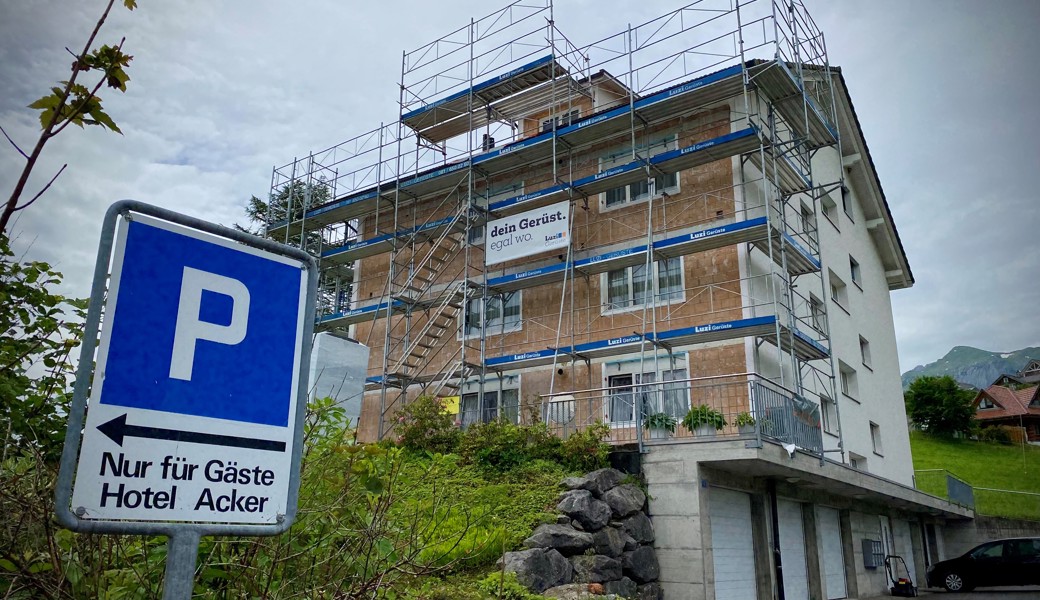 Dieser Tage finden Unterhaltsarbeiten an den Fassaden der umliegenden Häuser statt, die beim Brand des ehemaligen Hotels Acker beschädigt wurden.