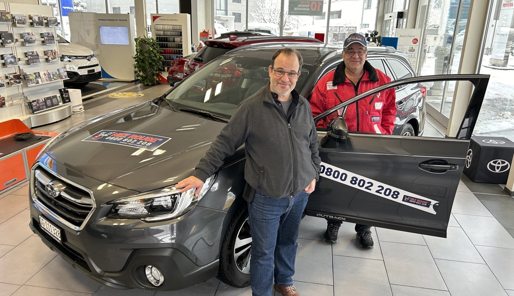 Thomas Schwendener (links), Betriebsleiter der Riet-Garage in Sevelen, übergibt das neue Nez-Rouge-Auto an Rossano Spagnuolo.