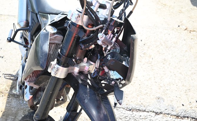 16-jähriger Motorradfahrer in Bachbett geschleudert