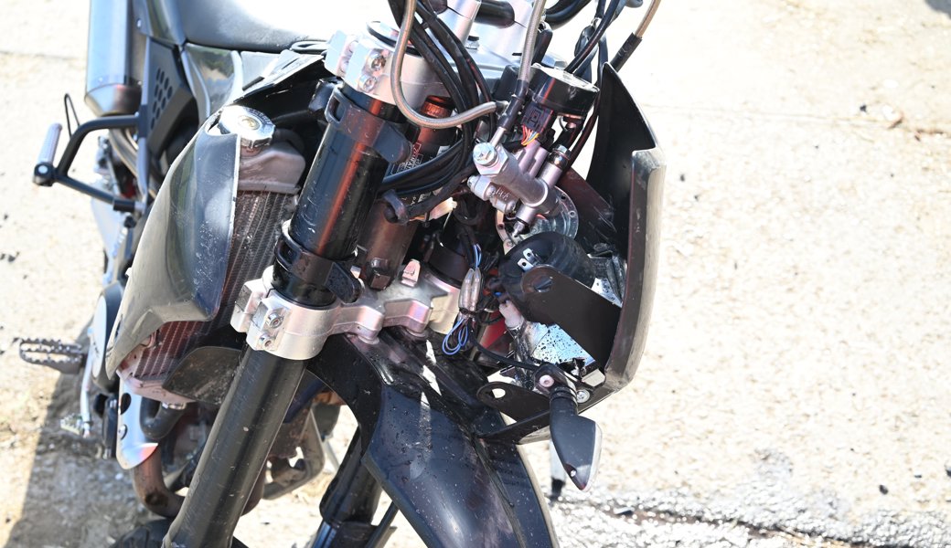 Das Motorrad wurde bei der Kollision stark beschädigt.