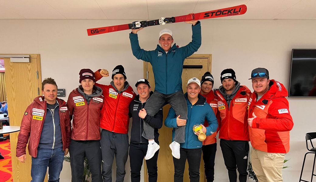 Marco Fischbacher feiert seinen ersten Europacupsieg zusammen mit seinen Teamkollegen.