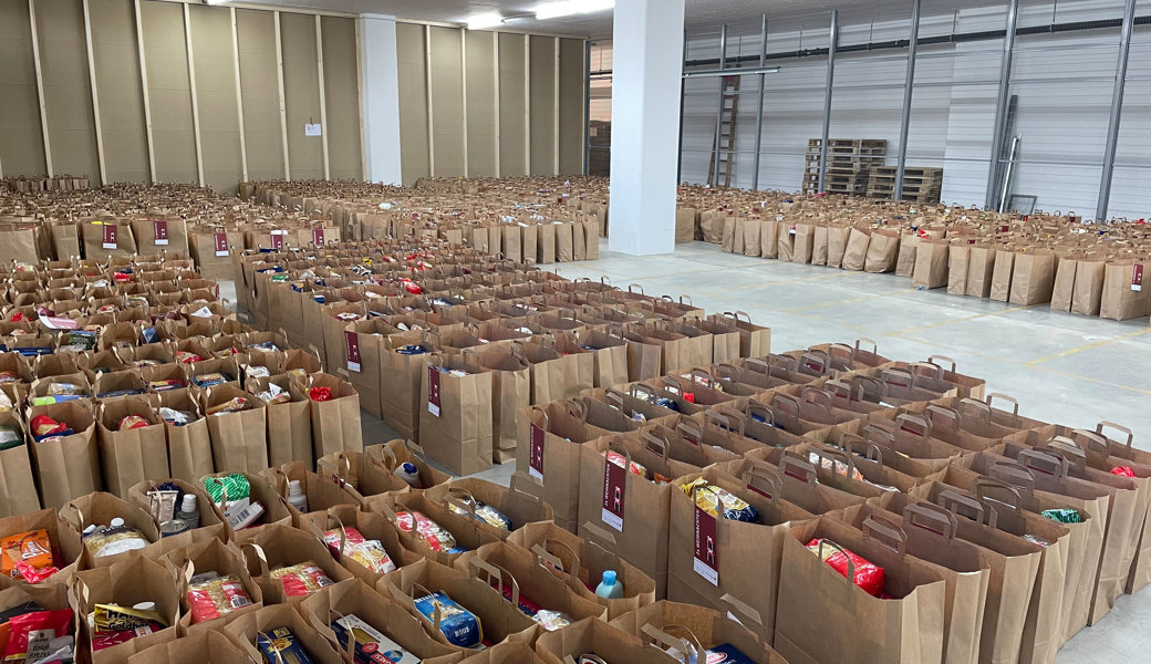 Freiwillige des SRK des Kantons St. Gallen verpacken Waren für die Aktion «2× Weihnachten». 