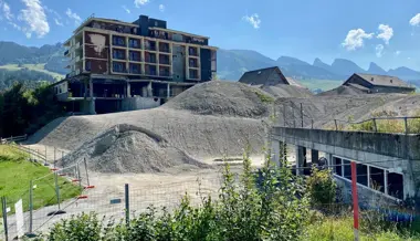 Beton zertrümmerte seine Beine: Schuldspruch für Baggerführer nach Arbeitsunfall