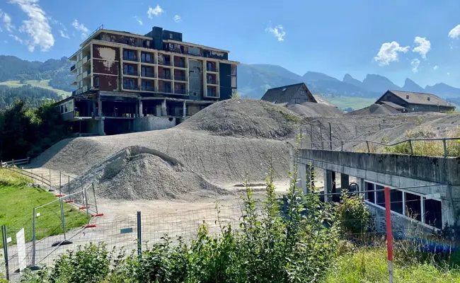 Beton zertrümmerte seine Beine: Schuldspruch für Baggerführer nach Arbeitsunfall