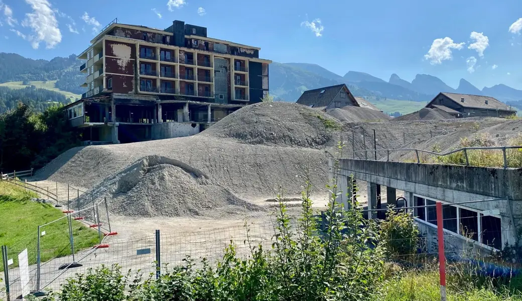 Beton zertrümmerte seine Beine: Schuldspruch für Baggerführer nach Arbeitsunfall
