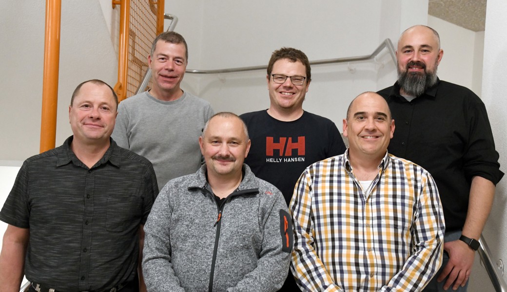 Das FWWS-Kommando mit Mathias Müller, Alexander Zogg und Thomas Sturzenegger (hinten von links) verabschiedet Stefan Schwendener, Hanspeter Bonadurer und Markus Schäpper (vorne von links) nach langen Dienstjahren.