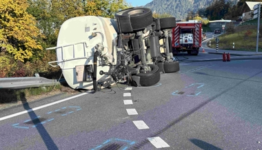 Zu schnell durch Kreisel gefahren? Mit 4000 Liter Diesel gefüllter Tankanhänger umgekippt