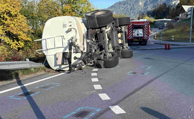 Zu schnell durch Kreisel gefahren? Mit 4000 Liter Diesel gefüllter Tankanhänger umgekippt