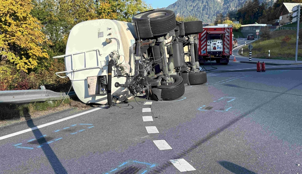Beim Befahren des Kreisels kippte der 4000 Liter Diesel enthaltende Tankanhänger auf die rechte Seite.