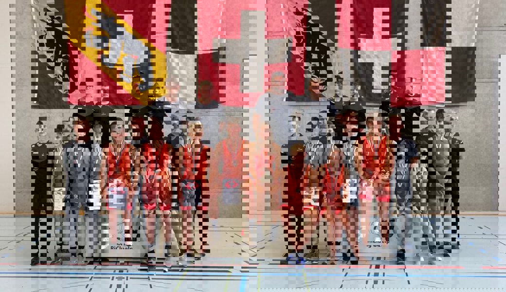  Die erfolgreichen Ringer mit ihrem Trainer (v. l.): Noah Steiger, Tinio Ritter, Jurek Szeibinger (Trainer), Yara Vetsch, Aurel Steiger, Simon Kehl, Janis Eugster, Nicolas Steiger, Ursina Lippuner, Andrii Vishar (Trainer), Stefan Kobler, Janis Steiger, Lia Vetsch, Samuel Vetsch, Sirin Ritter, Jürg Lippuner (Trainer). 