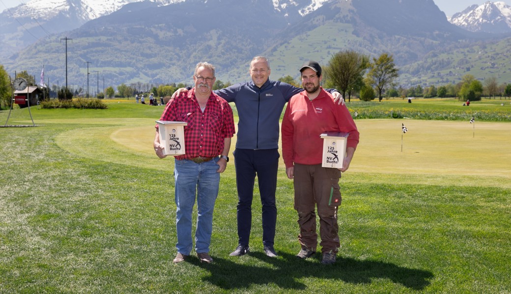 Vogelschutz auf dem Gamser Golfplatz (von links): Peter Hofmänner (Präsident Natur- und Vogelschutz Buchs-Werdenberg), Reiner Horlacher (Clubmanager Golfclub Gams-Werdenberg) und Joe Müller (Head-Greenkeeper, Golfclub Gams-Werdenberg).