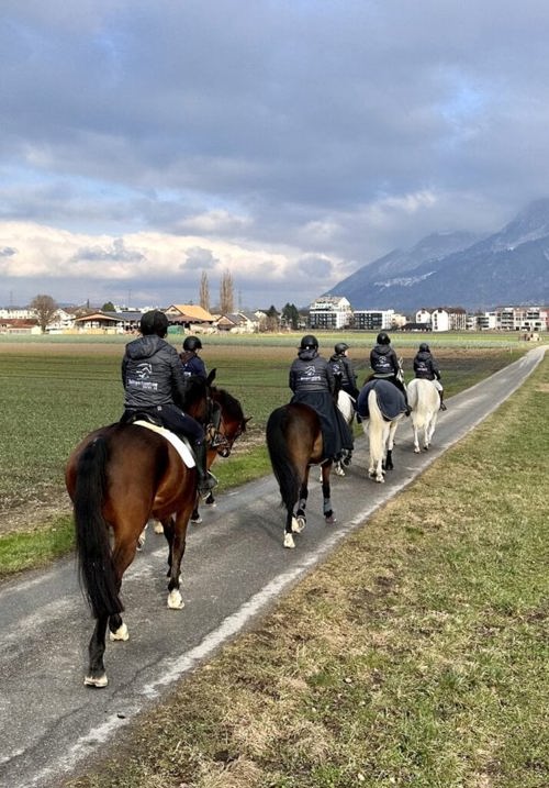 In einheitlichem Tenue machten sich die Reiterinnen auf den Weg. In einheitlichem Tenue machten sich die Reiterinnen auf den Weg.