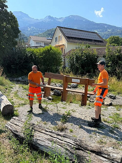 Der Werkhof Sevelen zügelt die Plauderbank vom renaturierten Sevelerbach zu den Sport- und Freizeitanlagen im Schild.