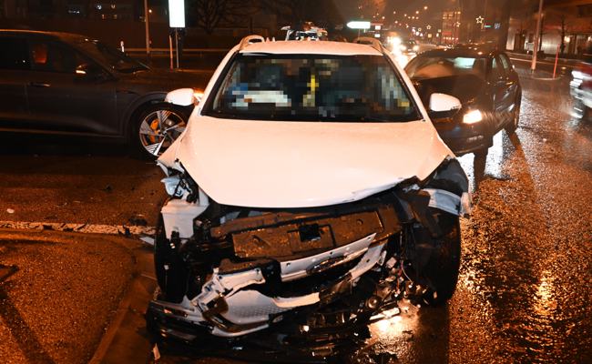 Drei Autos involviert: Kollision beim Abbiegen