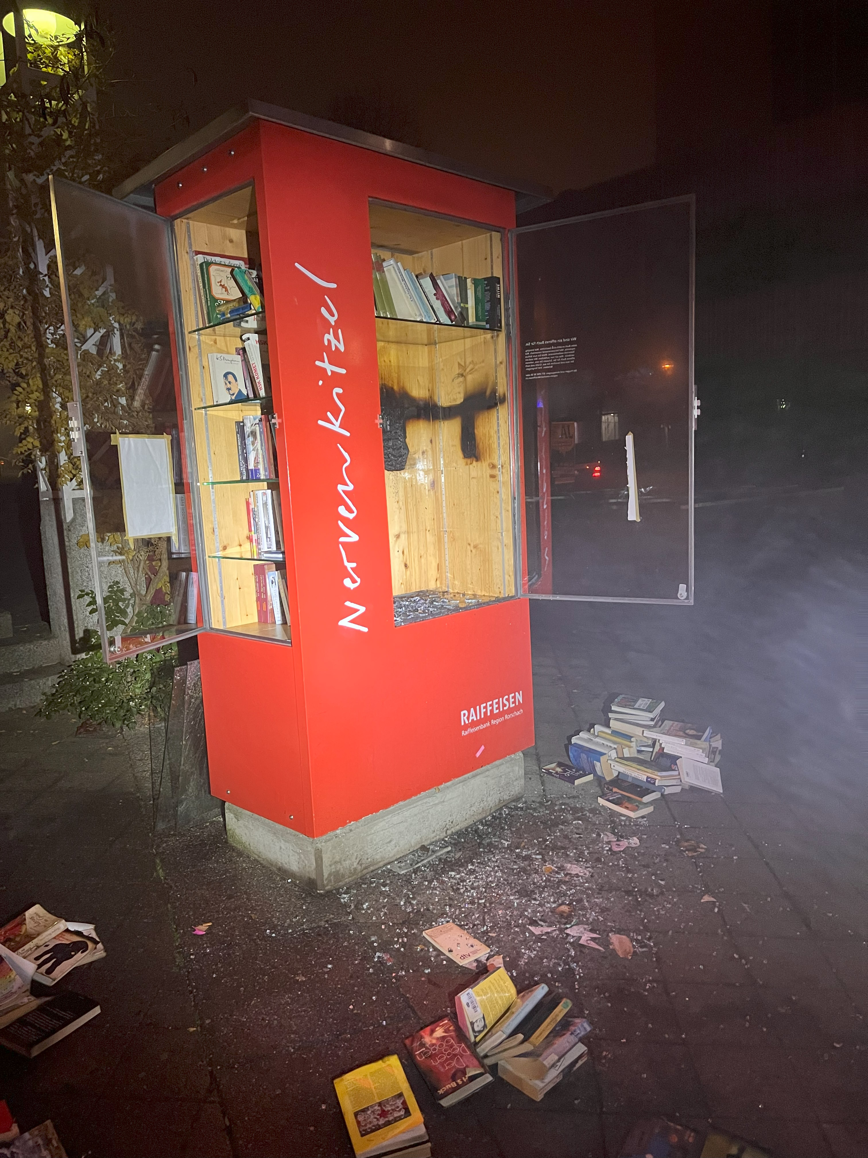 Unbekannte zünden Bücherschrank an