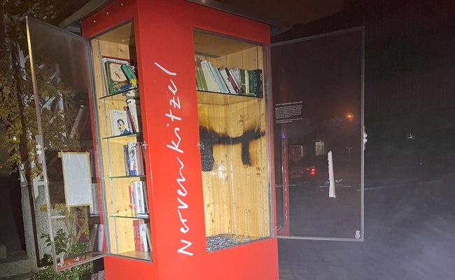 Unbekannte zünden Bücherschrank an