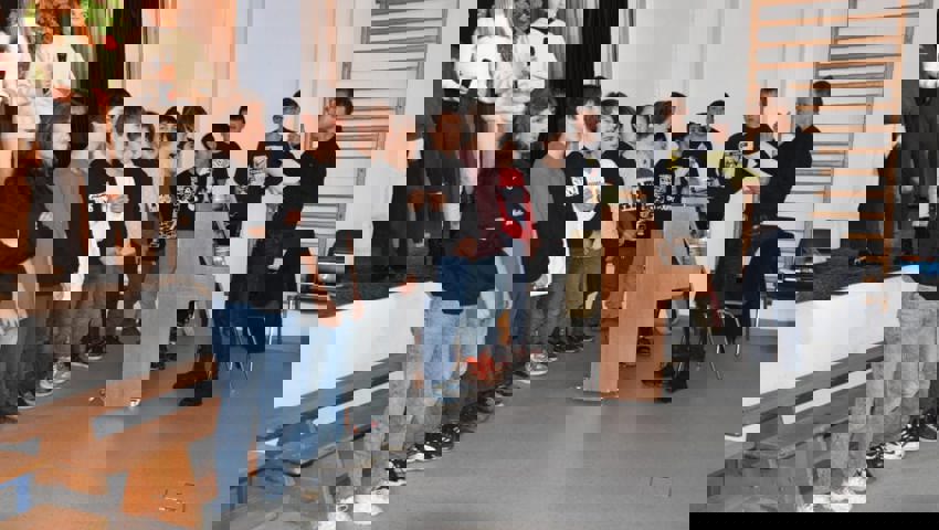  Die 6. Klasse Feld mit ihrem Lehrer Philipp Schär bei einer Gesangsprobe im Lukashaus. 