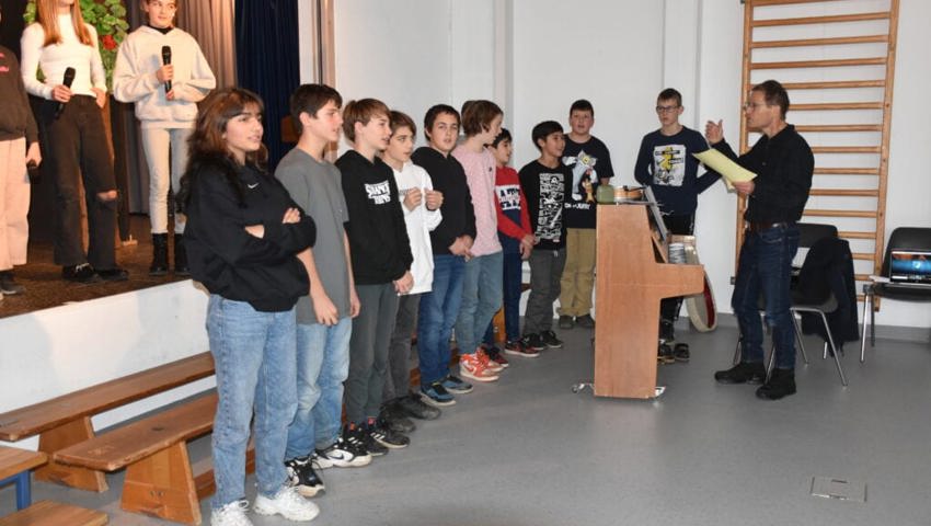 Die 6. Klasse Feld mit ihrem Lehrer Philipp Schär bei einer Gesangsprobe im Lukashaus. Die 6. Klasse Feld mit ihrem Lehrer Philipp Schär bei einer Gesangsprobe im Lukashaus.