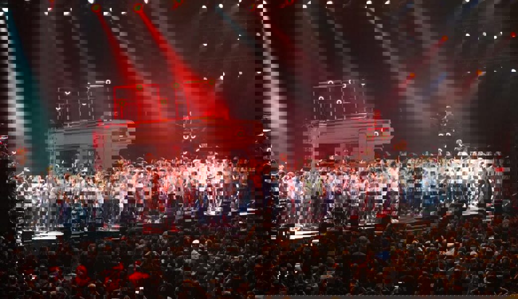  Der grosse Auftritt: Beiden sechsten Klassen aus Sevelen singen zusammen mit Blay auf der Bühne. 