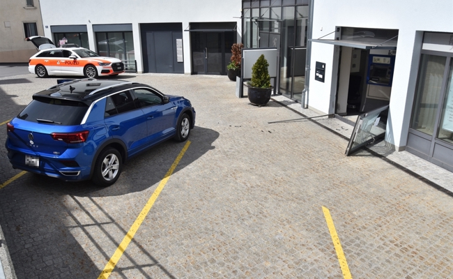 Wegen falschem Getriebegang in Bankomat gefahren