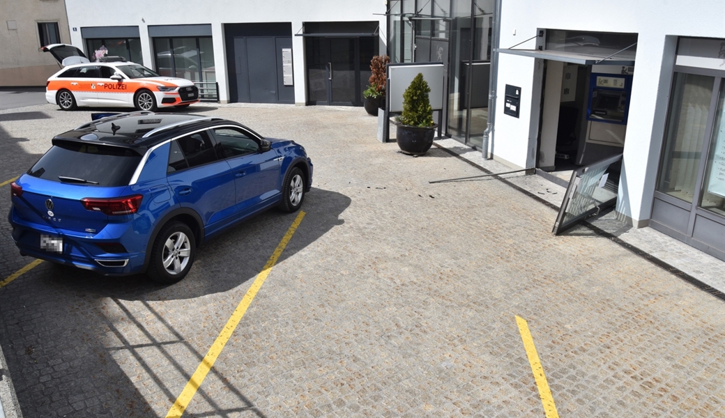 Der Lenker fuhr in eine Tür und einen Bankautomaten. 