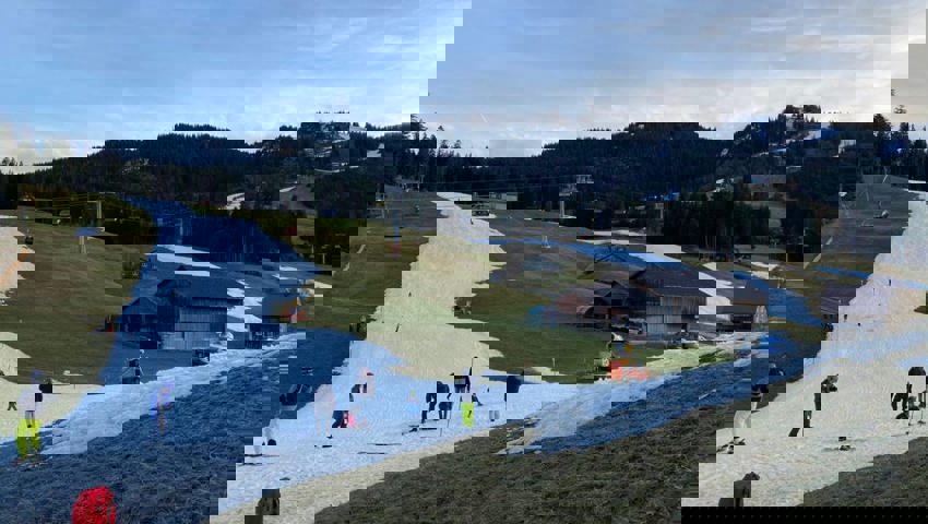  Zwei weisse Schneebänder ziehen sich zum Wildhauser Oberdorf.