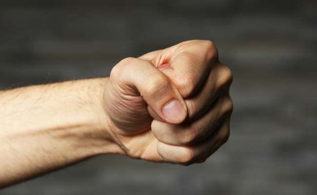 Ausgetickt, weil ein Mitfahrer seine Musik zu laut fand: Zehn Jahre Landesverweis für skrupellosen Schläger