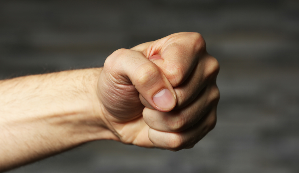 Das Gericht verurteilte den Beschuldigten, der einen Mitreisenden beim Aussteigen aus dem Zug in Wattwil brutal niedergeschlagen hatte.