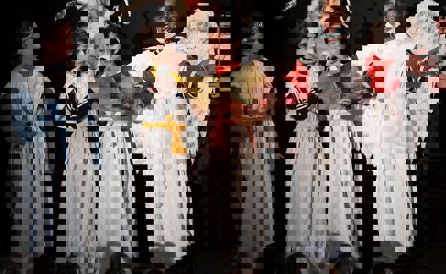 Lukashaus-Bewohnende als Schaf, Hirte und Engel ins Weihnachtsspiel integriert