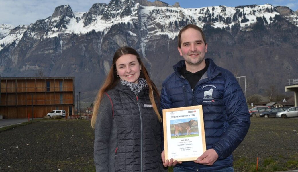  Braunviehkönigin Alessia Sonderegger und Roman Scherrer, Gams, mit der Auszeichnung für den KB-Stier Barca. 