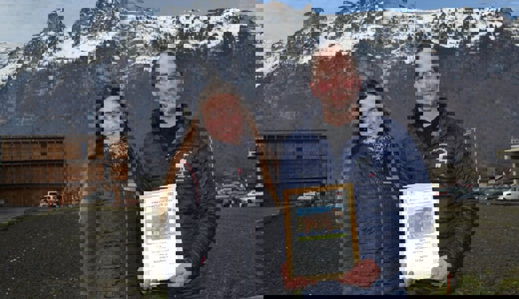  Braunviehkönigin Alessia Sonderegger und Roman Scherrer, Gams, mit der Auszeichnung für den KB-Stier Barca. 