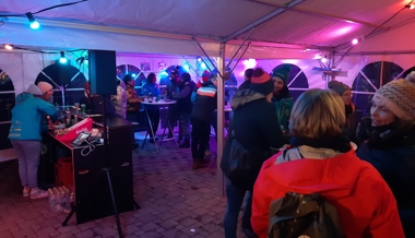 Gemütlichkeit an der Aprés-Ski-Party ohne Rennen