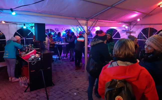 Gemütlichkeit an der Aprés-Ski-Party ohne Rennen