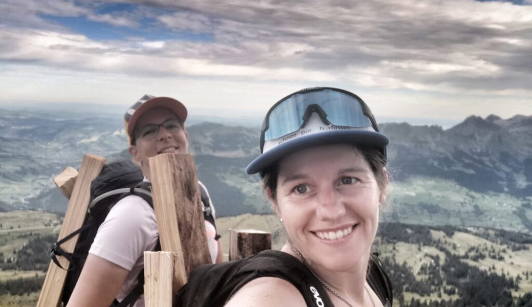  Wanderinnen und Wanderer haben fleissig Holz auf die Gipfel getragen. Nun folgt die Belohnung mit der Aussicht auf das Höhenfeuer. 