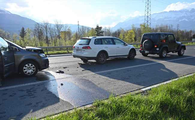 Auffahrunfall mit drei Fahrzeugen auf Autobahn
