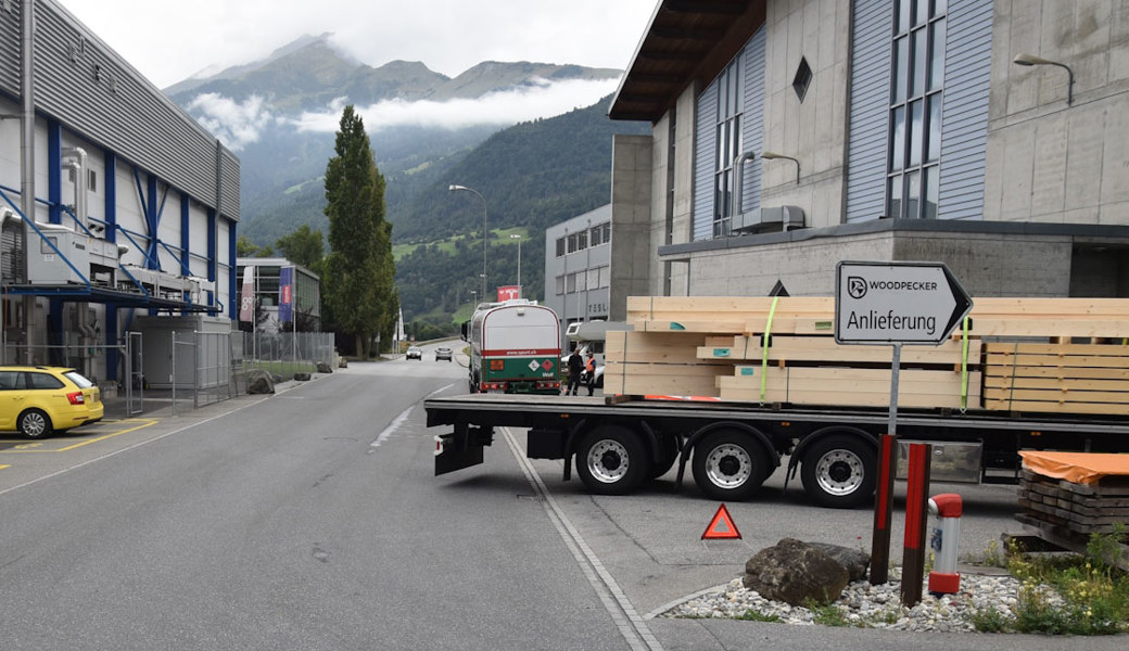 Lastwagenfahrer fährt in Sattelschlepperauflieger