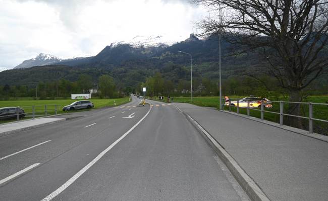 Weisses Auto streift Velofahrerin und flüchtet – Polizei sucht Zeugen