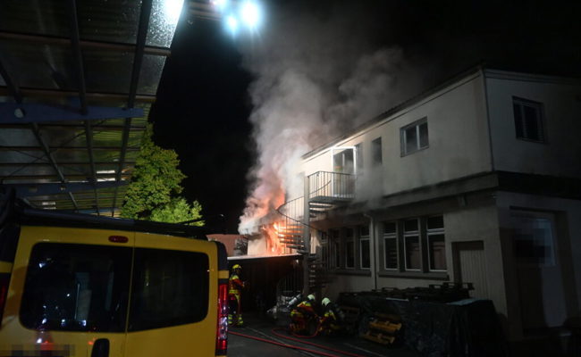 Zeugenaufruf nach Brand: 50 Feuerwehrleute brachten Feuer in Schreinerei unter Kontrolle